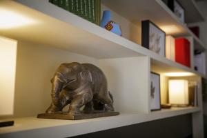 eine Statue eines Elefanten auf einem Regal in der Unterkunft Villa Jada - Residence Golf Al Maaden in Marrakesch