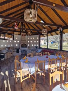 科馬尼克的住宿－Vila Drumetului，一间带桌子和木椅的用餐室