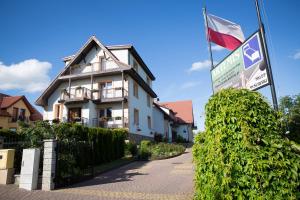 波莫瑞地區德拉夫斯科的住宿－Artemis，前面有旗帜的房子
