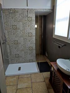 une salle de bain avec douche et lavabo dans l'établissement Black Rose, à Bari