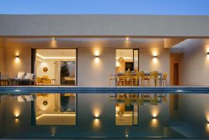 ein Haus mit einem Pool und einem Esszimmer in der Unterkunft ADA ADA modern villa with heated private pool next city center in Marrakesch