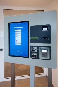 uma exibição de uma máquina de multibanco num quarto em FairSleep AVIA Motel Zwettl em Zwettl Stadt