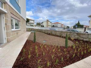 einen Garten vor einem Gebäude in der Unterkunft Porto Aldoar Boutique Flat (Inês) in Porto