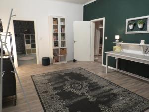 een woonkamer met een wastafel en een tapijt bij am Conradhof in Goch