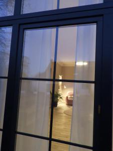 uma vista para um quarto através de uma porta de vidro em am Conradhof em Goch
