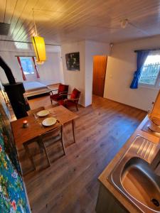ein Wohnzimmer mit einem Tisch und einer Küche in der Unterkunft Kunstplanet im Herzen der Alpen am Planetenweg in Visp