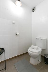 een badkamer met een wit toilet in een kamer bij Casa Mourisca - Albino d'Óbidos in Óbidos