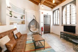uma sala de estar com um sofá e um baloiço em Casa Mourisca - Albino d'Óbidos em Óbidos