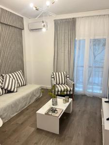 Posezení v ubytování Metropolitan Complex Apartment-next to Metropolitan Hospital,Karaiskaki,Sef