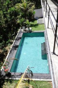 Výhľad na bazén v ubytovaní Uluwatu Luxury Villa with private pool and sauna- Villa Cumi Cumi alebo v jeho blízkosti