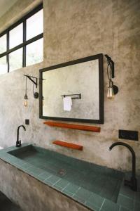 Phòng tắm tại Uluwatu Luxury Villa with private pool and sauna- Villa Cumi Cumi