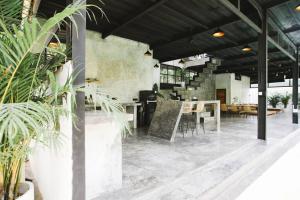 una habitación con una mesa y algunas macetas en Uluwatu Luxury Villa with private pool and sauna- Villa Cumi Cumi en Uluwatu