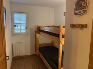 een slaapkamer met een stapelbed in een kamer bij Côté DÔMES in Saint-Gervais-les-Bains