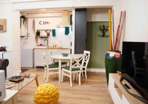 a small kitchen and dining room with a table and chairs at La casa del elefante in Valladolid