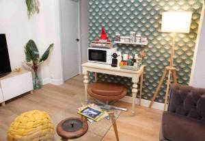 a living room with a microwave on a table at La casa del elefante in Valladolid +12 photos