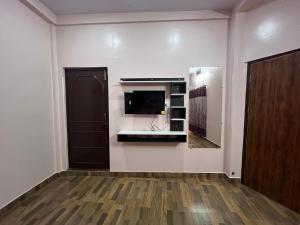 TV a/nebo společenská místnost v ubytování Trilok Residency - Dashashwamedh Varanasi