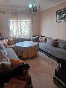 sala de estar con sofá y mesa en Super appartement avec parking gratuit, en Oujda