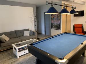 uma sala de estar com uma mesa de bilhar em Maison Piscine et Jacuzzi em Saint-Germain-des-Fossés