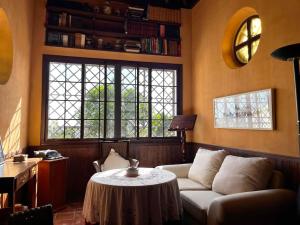 阿茲納爾卡扎爾的住宿－La Propiedad de la Mirada，客厅配有沙发和桌子