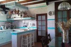 阿茲納爾卡扎爾的住宿－La Propiedad de la Mirada，厨房拥有蓝色和白色的墙壁,配有桌子