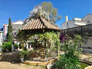 La Propiedad de la Mirada في Aznalcázar: حديقة بها شرفة مع الزهور