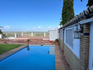 阿茲納爾卡扎爾的住宿－La Propiedad de la Mirada，一座房子后院的游泳池