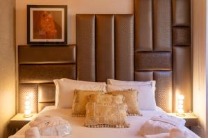 1 dormitorio con 1 cama blanca grande con almohadas en Fontana di Trevi Roma Luxury Suite, en Roma