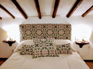 Un dormitorio con una cama con almohadas. en Casa rurale Colleccio - colline di Lucca, en Fibbialla