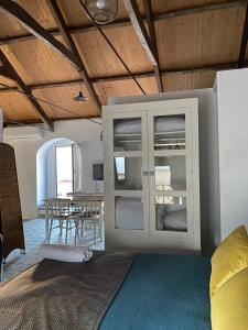 um quarto com uma porta de vidro e uma mesa em Casa Cordón em Montilla