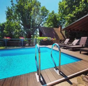 una piscina con un par de barandillas metálicas alrededor en Vila 3 Stromy sk, en Modra