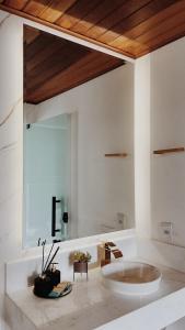 a bathroom with a large sink and a mirror at Encontro dos Vales in Visconde De Maua