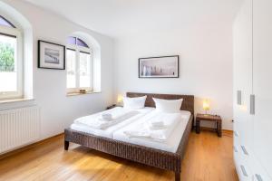 A bed or beds in a room at Komfort-Whg. mit 2 Slz., großer Terrasse, Parkplatz