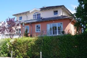 Fotografie z fotogalerie ubytování Großzügige Whg. mit verglaster Veranda, geschützter Terrasse v destinaci Kühlungsborn