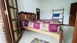 1 dormitorio con 1 cama en una habitación en White Grand Hotel, en Balangoda