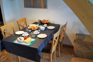 una mesa con un mantel azul en ella con comida en ella en Wunderschöne Fewo direkt am Haff mit 2 Slz, en Rerik