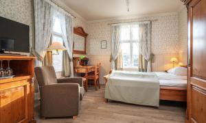 a hotel room with a bed and a desk at Thon Partner Hotel Selbusjøen in Selbu