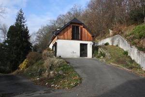 ein kleines Haus am Straßenrand in der Unterkunft Gite de la Haure, Lourdes in Lézignan