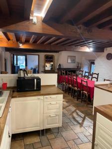 Gite de la Haure, Lourdes في Lézignan: مطبخ وغرفة طعام مع طاولة وكراسي