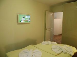 Una habitación con una cama con toallas. en Komfortable Fewo - modern, strandnah, Balkon, mit Wellnessbereich, en Baabe