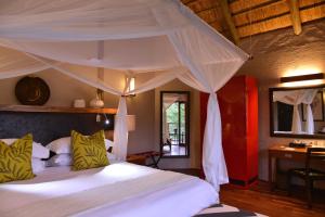 En eller flere senge i et værelse på Victoria Falls Safari Suites