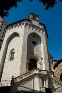 uma torre com um relógio no topo de um edifício em Perugia Family Flat em Perugia
