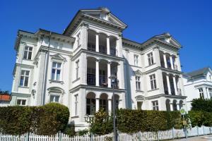 黑靈斯多夫的住宿－Villa Franz Josef，前面有栅栏的大白色房子