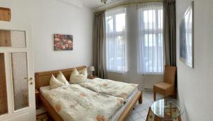 黑靈斯多夫的住宿－Villa Franz Josef，一间小卧室,配有床和窗户