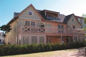 奥斯赛拜-屈隆斯博恩Schönes Apartment mit Balkon, Parkplatz, WLAN的一栋带阳台的大房子