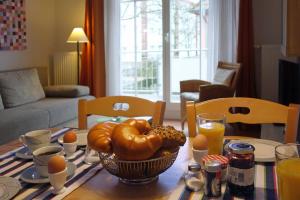 奥斯赛拜-屈隆斯博恩Schönes Apartment mit Balkon, Parkplatz, WLAN的一张桌子上放着一碗甜甜圈和鸡蛋 更多7张照片