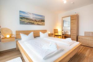 Postel nebo postele na pokoji v ubytování Ferienhaus "Louisa" mit Lademöglichkeit, Garten und Badewanne