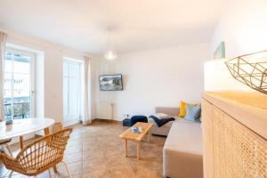 un salon avec un canapé et une table dans l'établissement Einladende Fewo mit Badewanne, Balkon, Boxspringbett, à Kühlungsborn