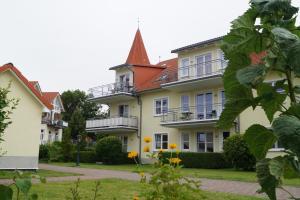 ein großes Gebäude mit einem Turm darüber in der Unterkunft Großzügige Fewo mit Haffblick, Balkon und Poolnutzung in Rerik