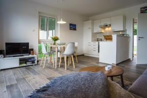 uma cozinha e uma sala de estar com mesa e cadeiras em charmantes Ferienhaus für 4 Personen mit Sauna und 2 Bädern em Korswandt