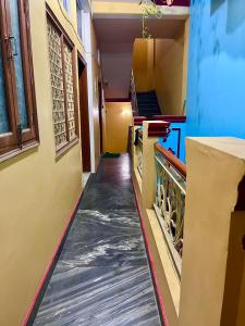 Kuchyň nebo kuchyňský kout v ubytování Trilok Residency - Dashashwamedh Varanasi
